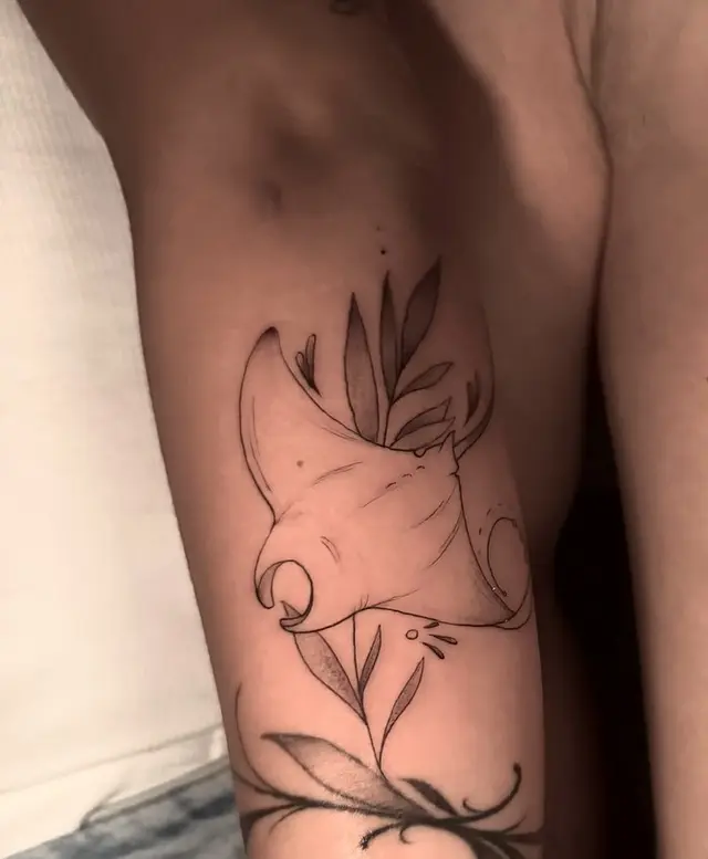 Fine-line manta ray with leaves